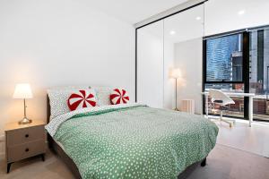 Spacious 2BR by Southern Cross, Pool, Gym, CBD