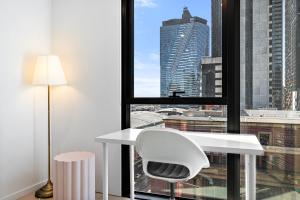 Spacious 2BR by Southern Cross, Pool, Gym, CBD