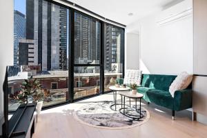 Spacious 2BR by Southern Cross, Pool, Gym, CBD
