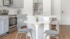 Landing Chic 2BD Pool Yoga Studio