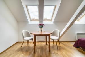 Sunset & Bloom Attic - Near parks & cafés