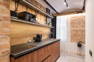 Parkside 2-bedroom ground-floor apartment with a free parking