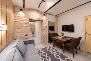 Parkside 2-bedroom ground-floor apartment with a free parking