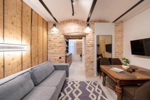 Parkside 2-bedroom ground-floor apartment with a free parking