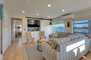 Waterfront Oasis Across From Treasure Island Beach