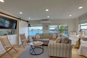 Waterfront Oasis Across From Treasure Island Beach