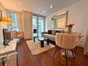 Heated Floors, AC , Balcony City Views next to Gherkin near Liverpool St - LuxuryLondonStays