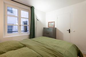 Bright Modern Vintage Renovated Flat In Le Marais