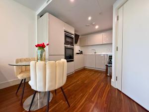 Heated Floors, AC , Balcony City Views next to Gherkin near Liverpool St - LuxuryLondonStays