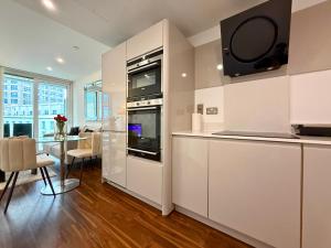 Heated Floors, AC , Balcony City Views next to Gherkin near Liverpool St - LuxuryLondonStays