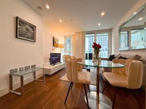 Heated Floors, AC , Balcony City Views next to Gherkin near Liverpool St - LuxuryLondonStays