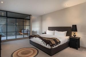 The Glasshouse, Contemporary 5BR Home with Pool & Rooftop