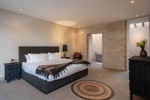 The Glasshouse, Contemporary 5BR Home with Pool & Rooftop