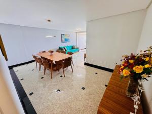 Alto padrão à beira-mar Varanda grande 4 quartos sendo 2 suites