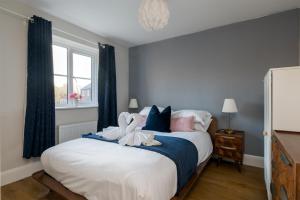 Modern 4-Bed Family Home with 5 Beds & Parking