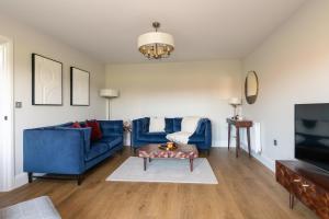 Modern 4-Bed Family Home with 5 Beds & Parking