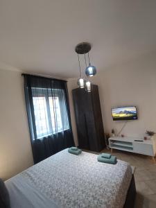 Central Milano 2-Room Apartment with Balcony