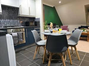 Professionals welcome - Near Town Centre - Free Parking-Sleeps 4