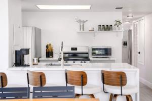 Bright Ground Floor Condo Minutes to Parks