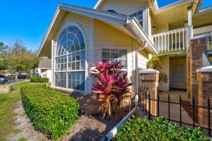 Bright Ground Floor Condo Minutes to Parks