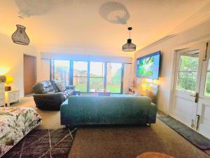 Blue Horizon, Couples GC Hinterland retreat