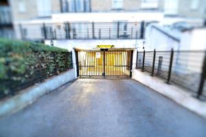 Neat and beautiful Apartment In Zone 2 near Kings College hospital, Parking available