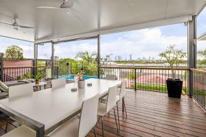 Beautiful 2 Story, 4 Bed House, Pool & City Views