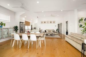 Beautiful 2 Story, 4 Bed House, Pool & City Views