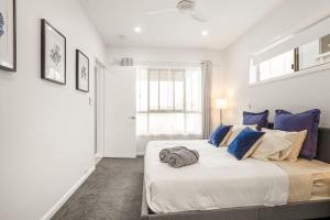 Beautiful 2 Story, 4 Bed House, Pool & City Views