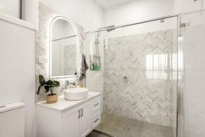 Beautiful 2 Story, 4 Bed House, Pool & City Views