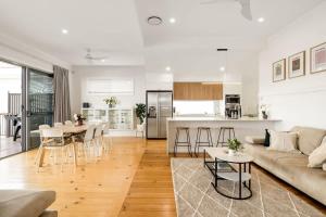 Beautiful 2 Story, 4 Bed House, Pool & City Views