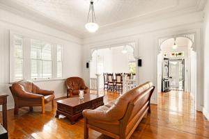 Leafy Hawthorne Haven Pool Gym & City Convenience