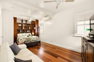 Leafy Hawthorne Haven Pool Gym & City Convenience