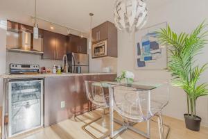 Downtown Suite with Parking, Pool, Gym