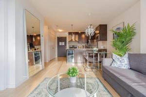 Downtown Suite with Parking, Pool, Gym