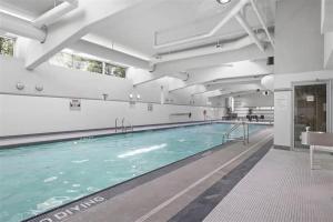 Downtown Suite with Parking, Pool, Gym