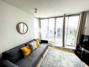 Downtown Suite with Parking, Pool, Gym