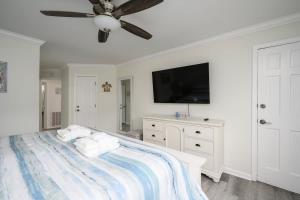 190 Colonnade Club - 2br2ba in Shipyard!