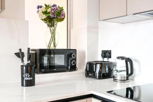 Hendon 2 Bedroom Apartment with Parking - 20 mins to Central London