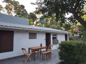 Casa con extenso parque en barrio Las Dalias