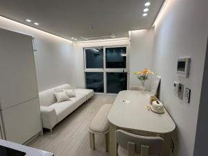 15 mins to Hongdae, Newly built two-room building