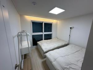 15 mins to Hongdae, Newly built two-room building