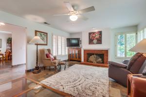 La Jolla Shores Hideaway is located 2 blocks from the Beach - dog friendly and great for families