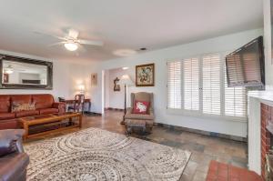 La Jolla Shores Hideaway is located 2 blocks from the Beach - dog friendly and great for families