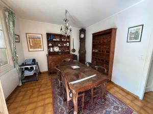 Maison avec cour et jardin