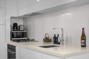 Sky Apartment with Bay view in CBD with Poo & Gym