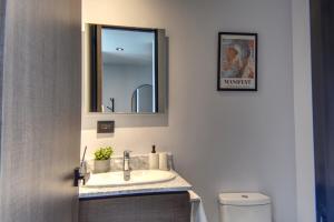 SkyView Country Club with KingSize Bed Air Conditioner Pool & Gym