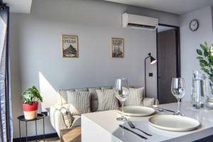 SkyView Country Club with KingSize Bed Air Conditioner Pool & Gym