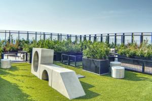 SkyView Country Club with KingSize Bed Air Conditioner Pool & Gym