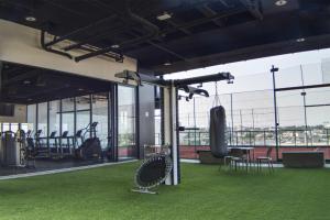 SkyView Country Club with KingSize Bed Air Conditioner Pool & Gym